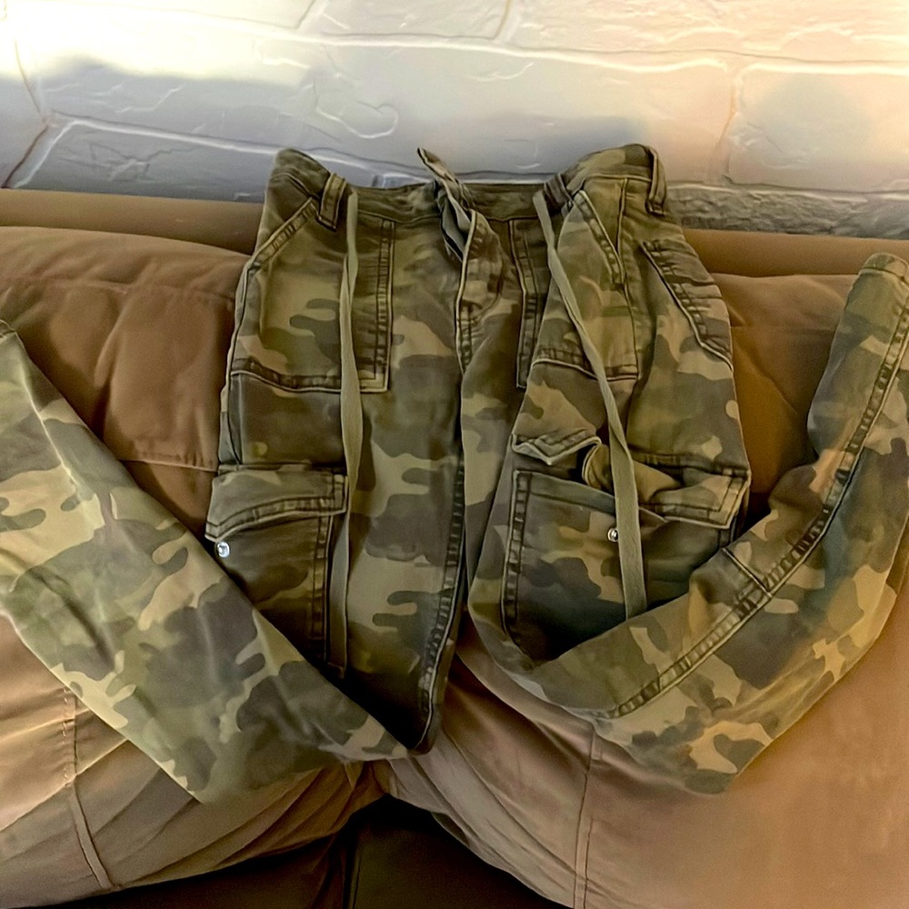 American Eagle camo pant